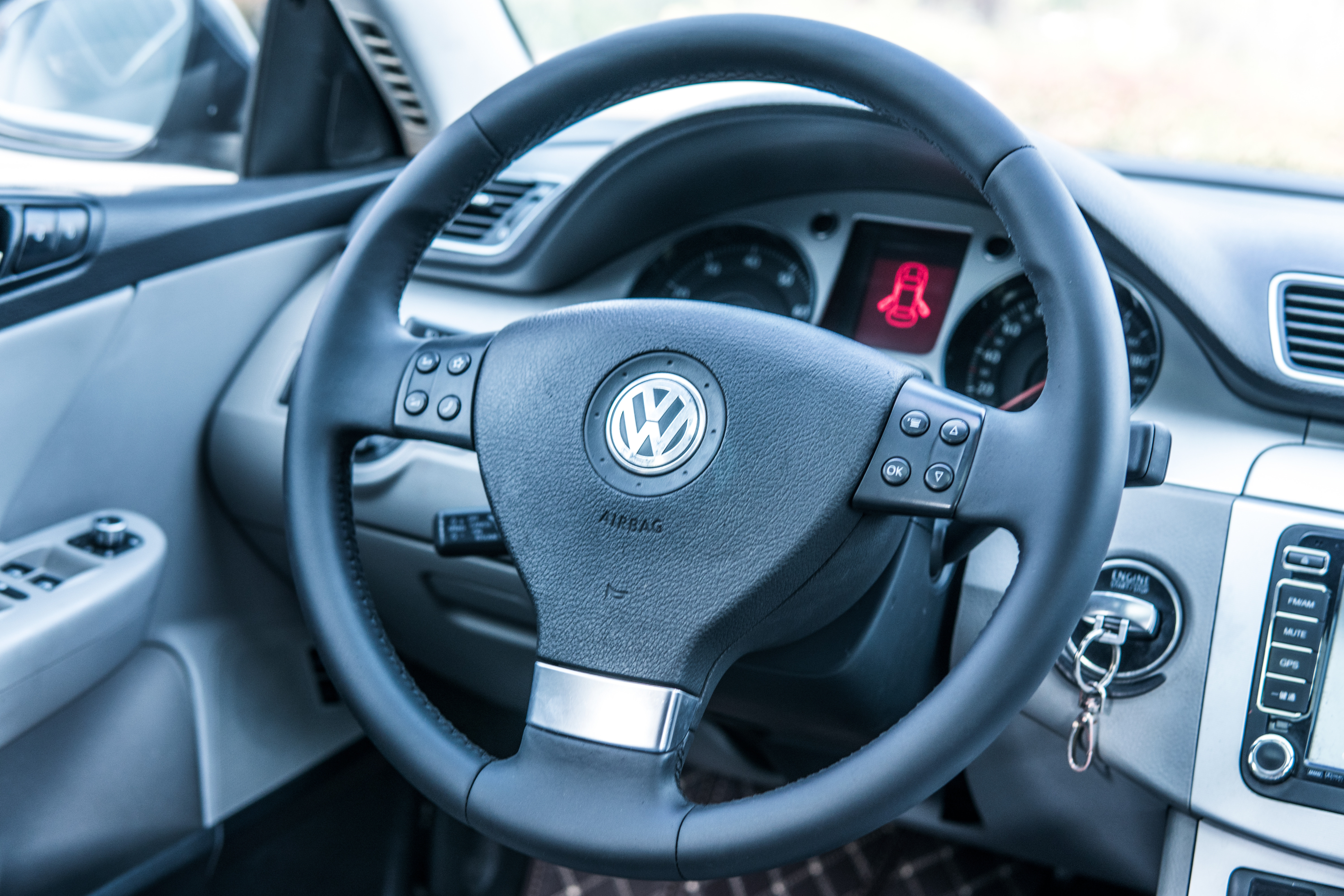 开着曾经的最美大众探寻废弃城堡，如今B6迈腾还值得购买吗？