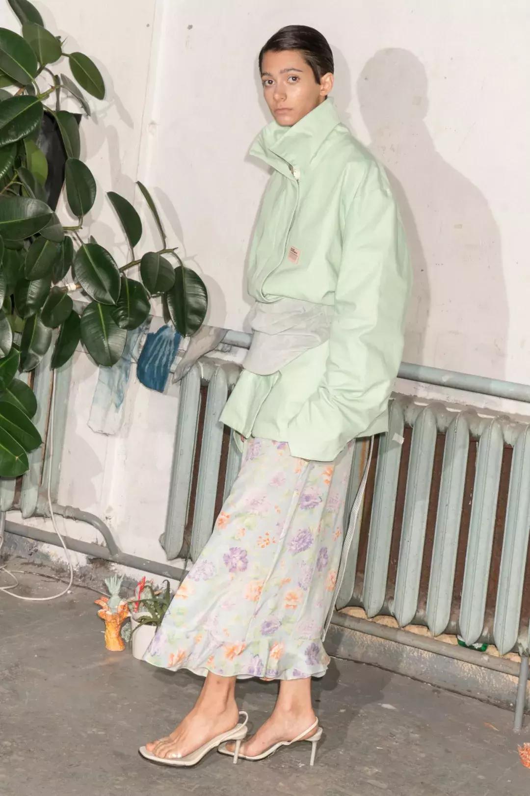 今年爆款皮毛一体女装,高档红色皮毛一体女装新款