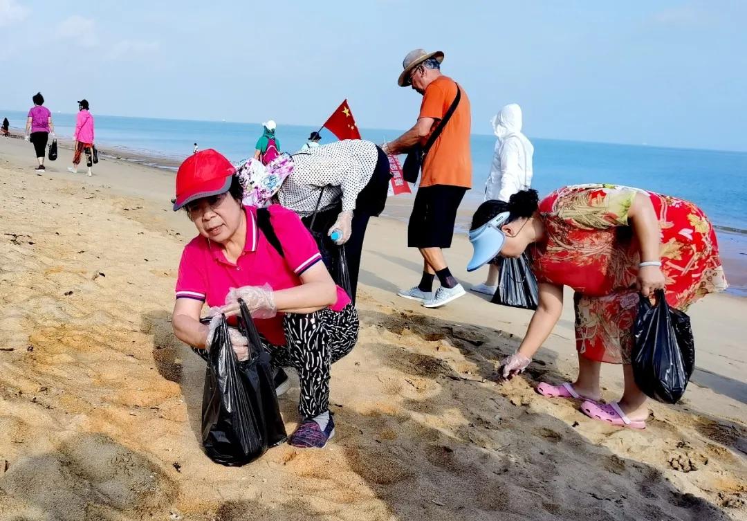海南丰台后海小镇临时*党**支部参加净滩活动