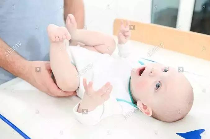 如何快速正确的换纸尿裤,换纸尿裤的哪些动作伤宝宝脊柱