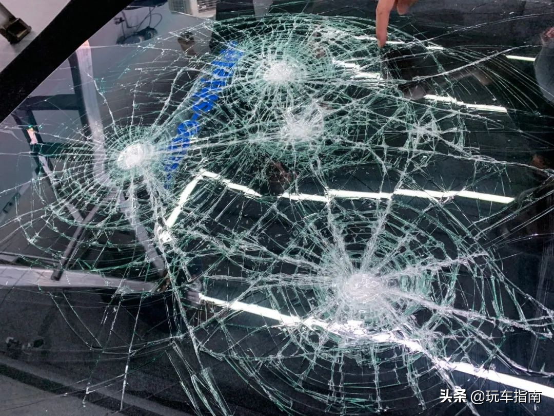 风挡玻璃又破裂?实测日本玻璃盾,石子80km/h撞击都没事?