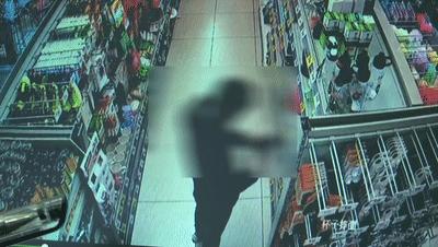 男子超市丢50万现金就跑,男子丢失8000元现金民警助力找回