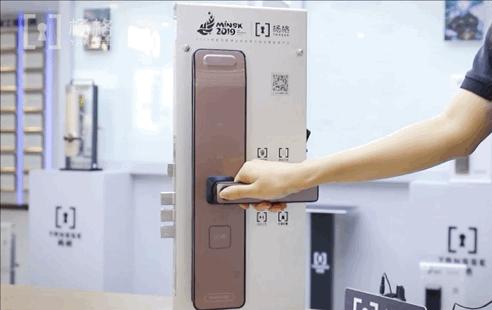 电影放映厅门锁,电影门锁被保安保护