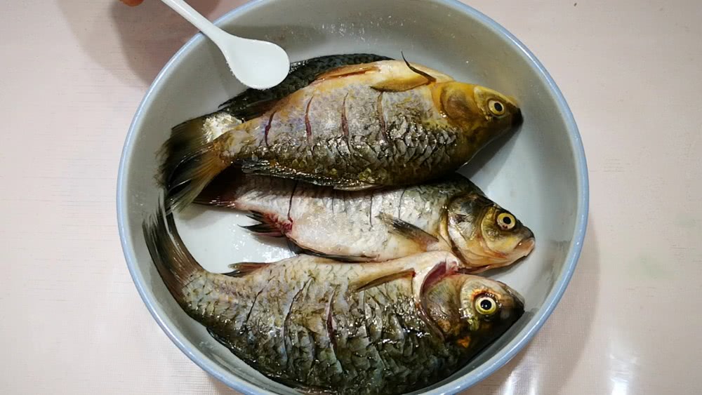 炖鱼去腥只需三种调料,炖鱼去腥的方法