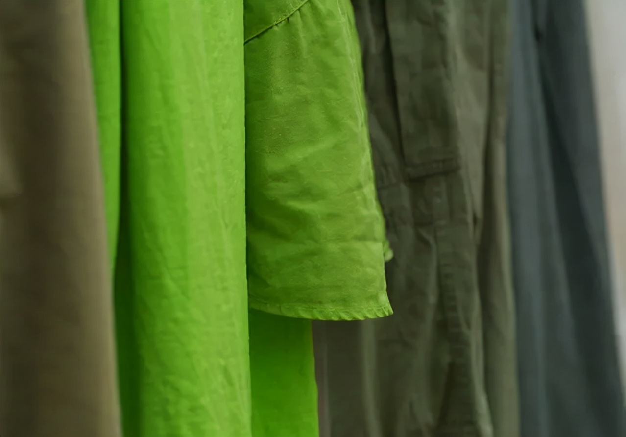 冲锋衣洗过晾干后有水印怎么处理,冲锋衣洗后出现水渍