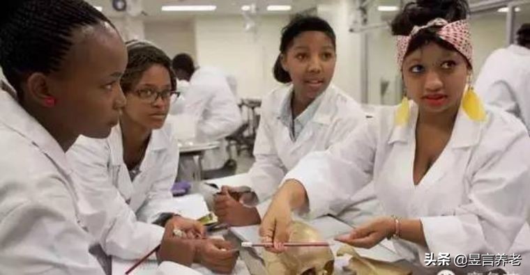 戴15元手表，租一居室，秘密捐出560亿，这位老人活出上帝的模样