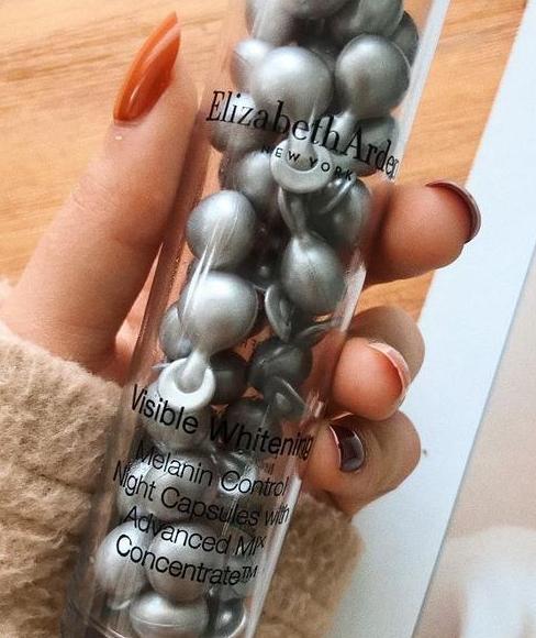 雅顿银胶为啥叫白手套,伊丽莎白雅顿银胶的颜色