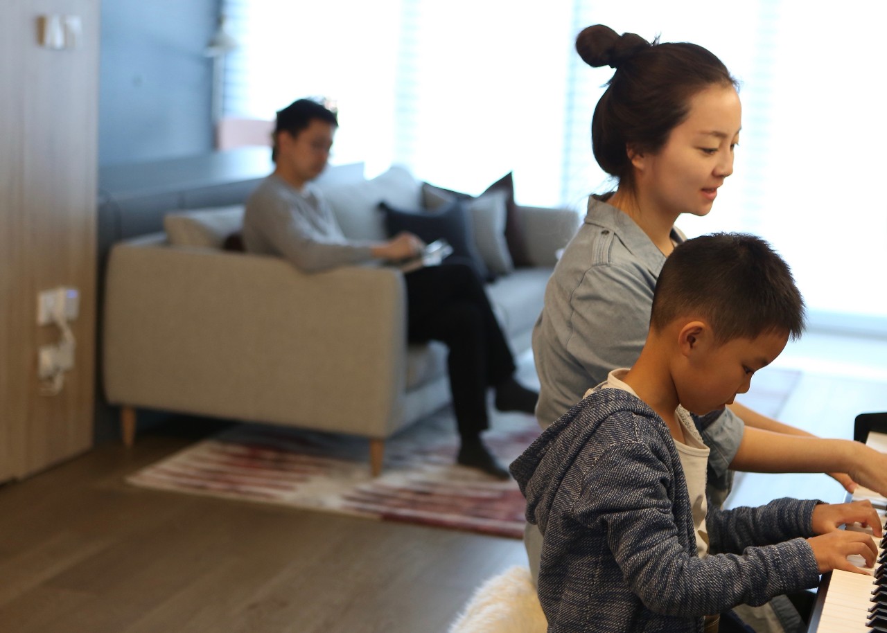 客厅阳台一体办公桌,主卧衣帽间加办公桌