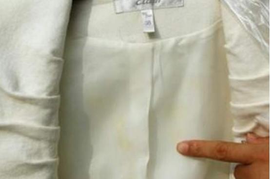 衣服泡了一晚发黄简单处理方法,白衣服泡了一夜发黄了怎么办