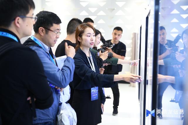 黑科技当道！机器人、全息屋开启未来商业新纪元！