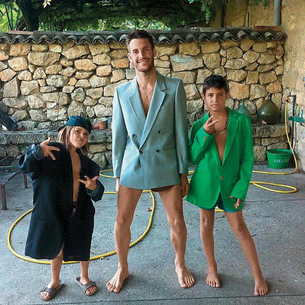 因为太穷，”乡下小伙”做的衣服口袋都没有，一言不合就关店种地