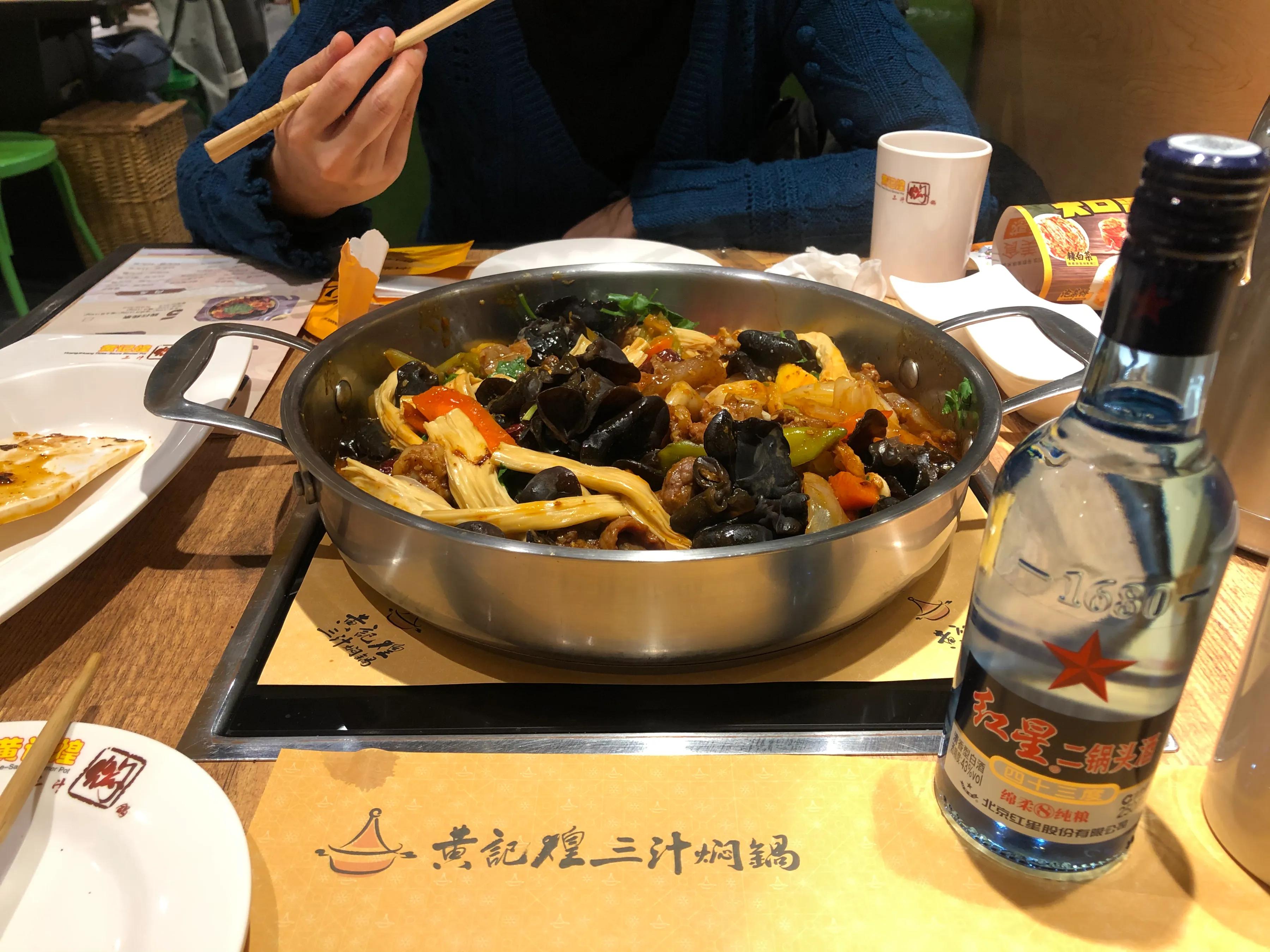 结婚纪念日钻石戒指,结婚纪念日礼物放在奶茶杯里