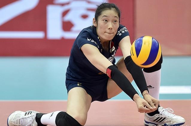 博士拳王爆粗口,中国足球高价养咸鱼!对比中国女排没说错