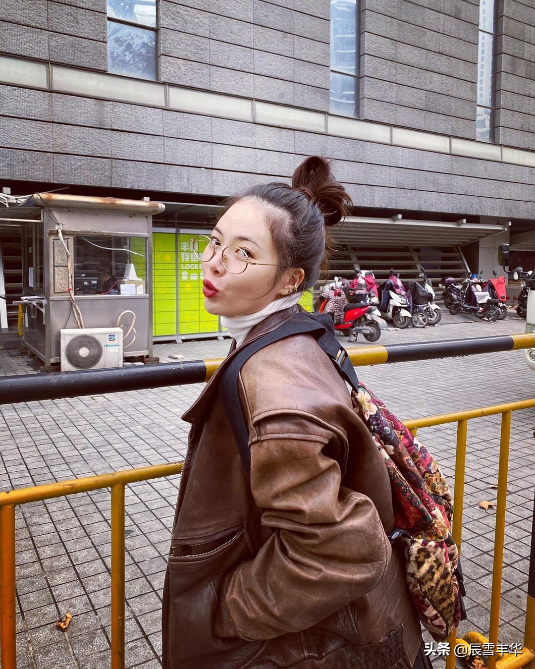 金泫雅穿亮片裙子,金泫雅露脐装短裙