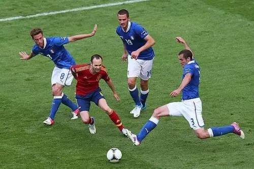 足球场上篮球式防守,足球边后卫进攻和防守的注意事项