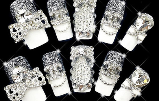 美甲甲片怎么卸掉不伤指甲,贴甲片卸掉后指甲为什么会软