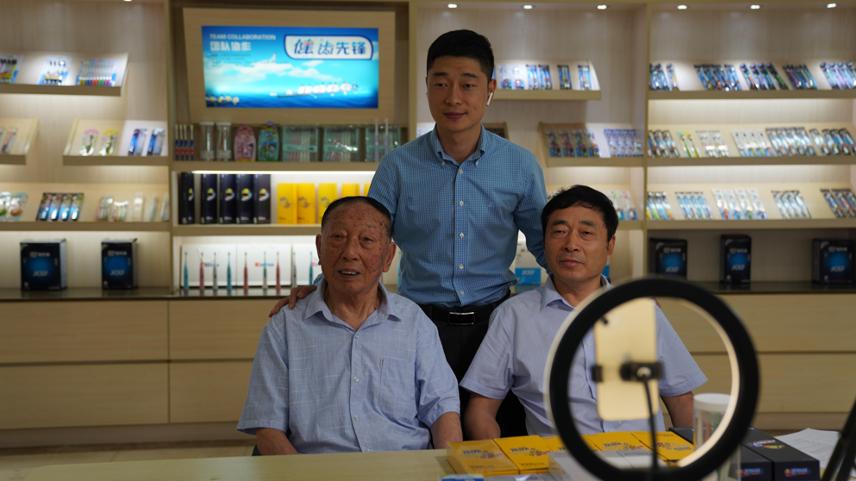 南航学霸接棒厂三代：从植毛工到新厂长，承包全球2亿人牙刷