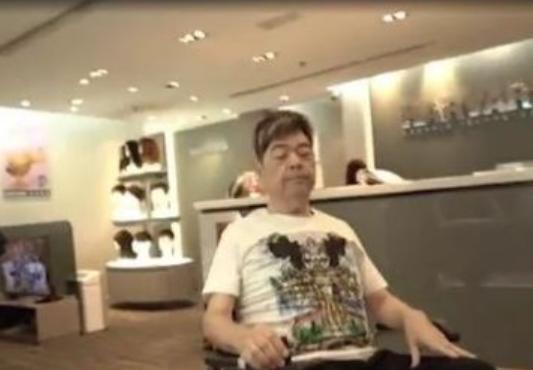 张伟文演唱会无奈,张伟文全程坐轮椅献唱