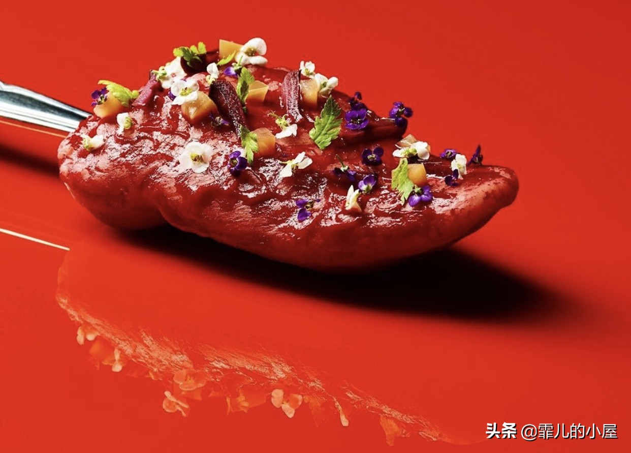 两年都预定不到座位的黑暗料理餐厅“炼金术士”，生吞金鱼的吃货