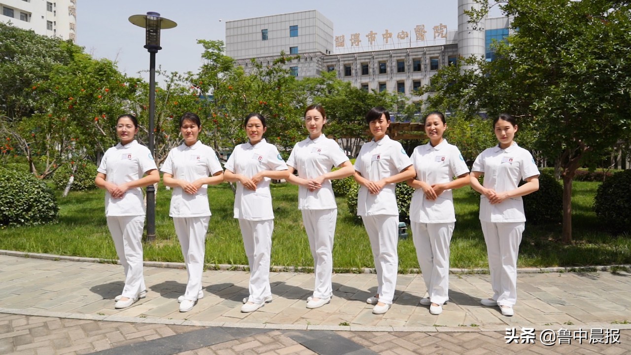 脱下燕尾帽穿上军装,脱下无菌帽换上燕尾帽