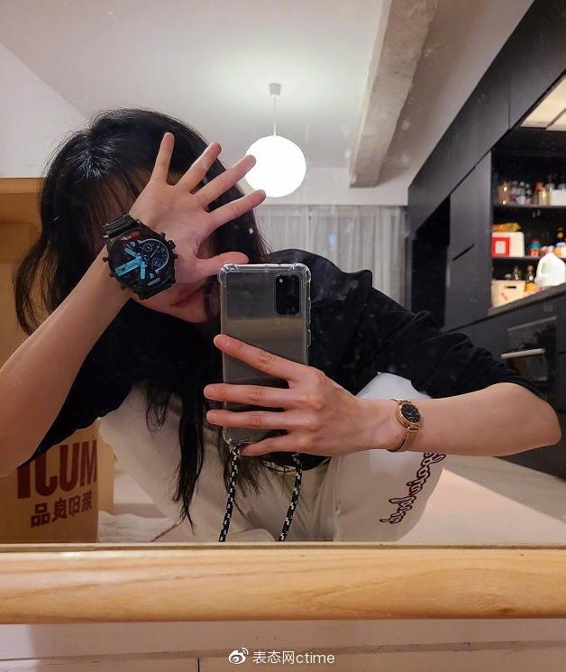 坐拥1.5亿别墅的郑爽，竟然戴这个牌子的表