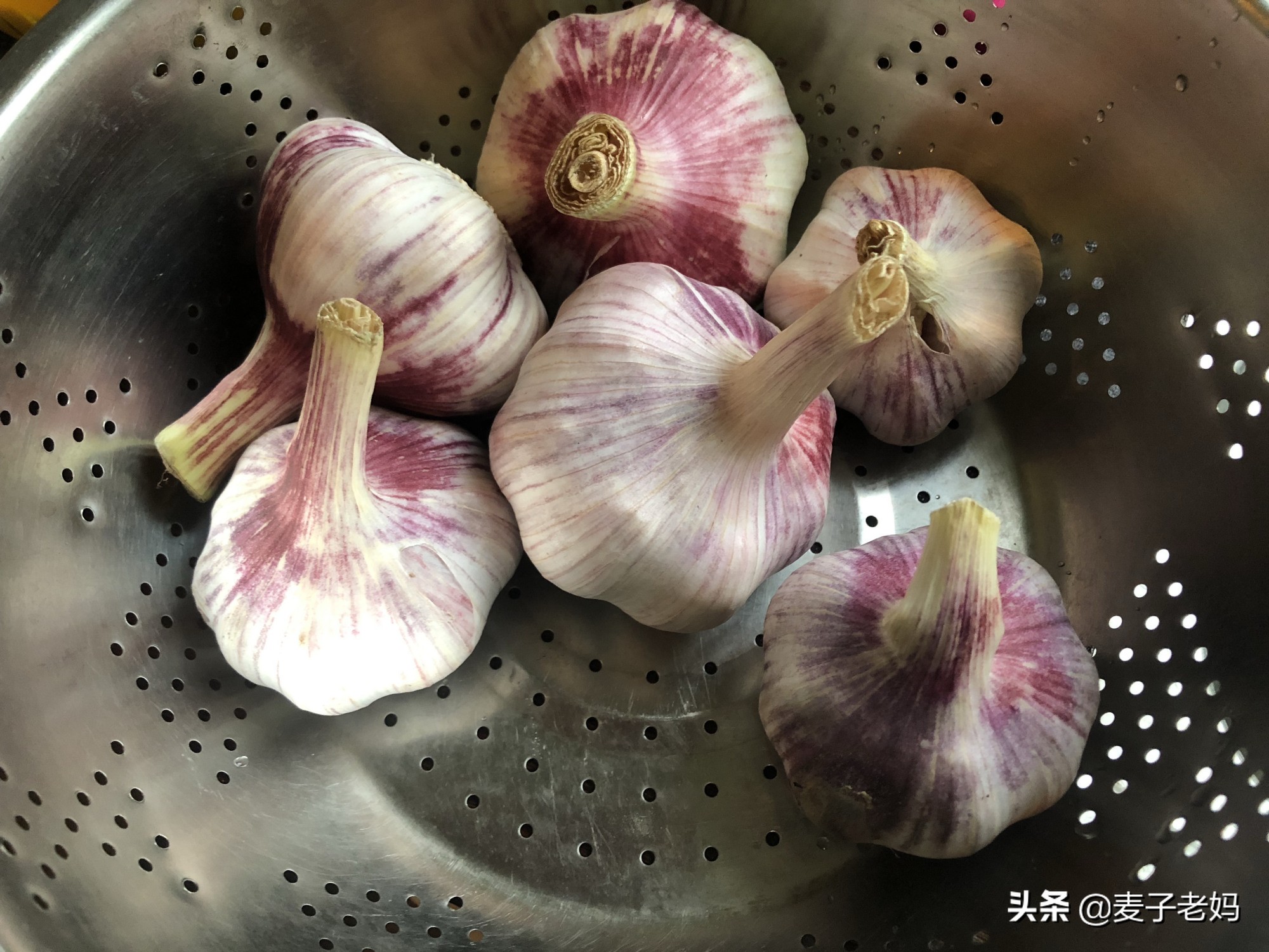 鲜蒜头这样腌一下，酸甜爽脆、生津开胃，放一年都不坏，夏日必备