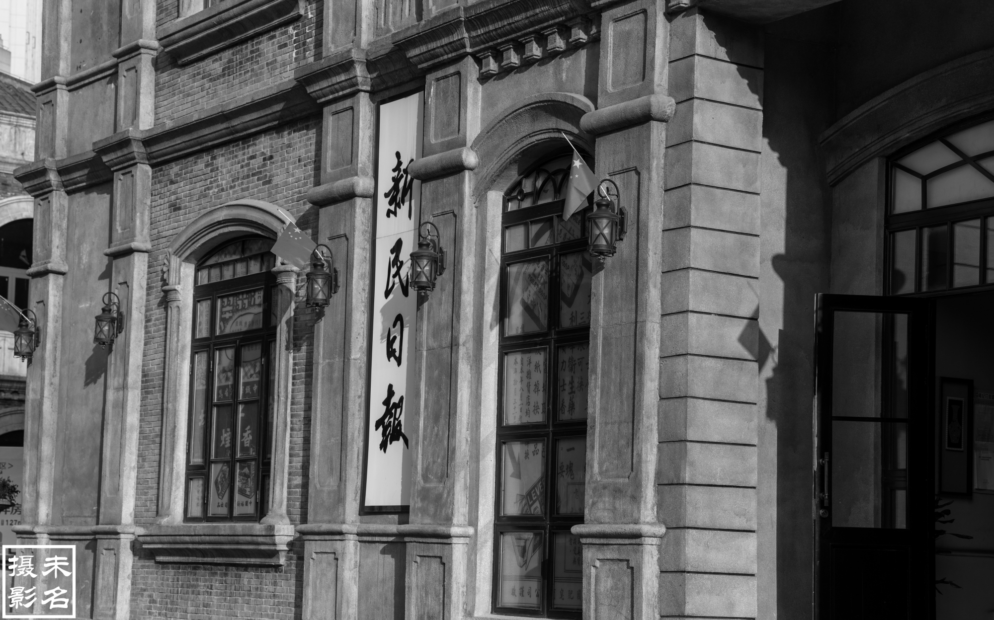 逛历史街区白象街，搭重庆最古老的电梯，游山城最繁华的美食夜市