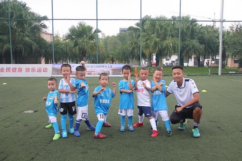 快乐足球启蒙教育,足球启蒙班快乐训练