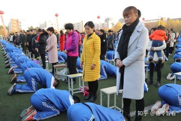 学生成人礼跪拜父母,学生跪拜父母惹非议
