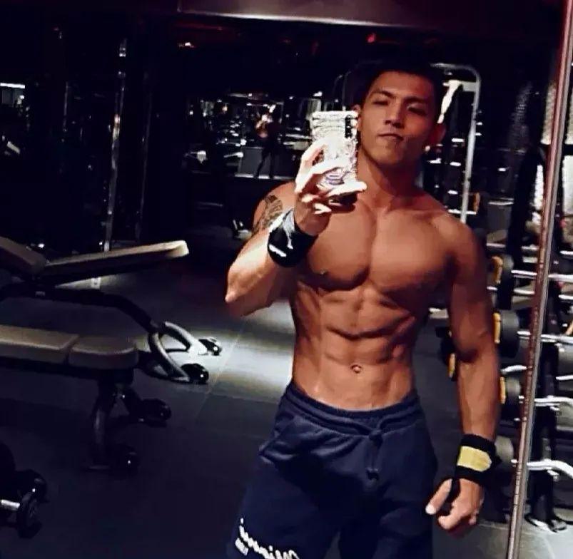 伊之助腹肌照,伊之助完美的身材