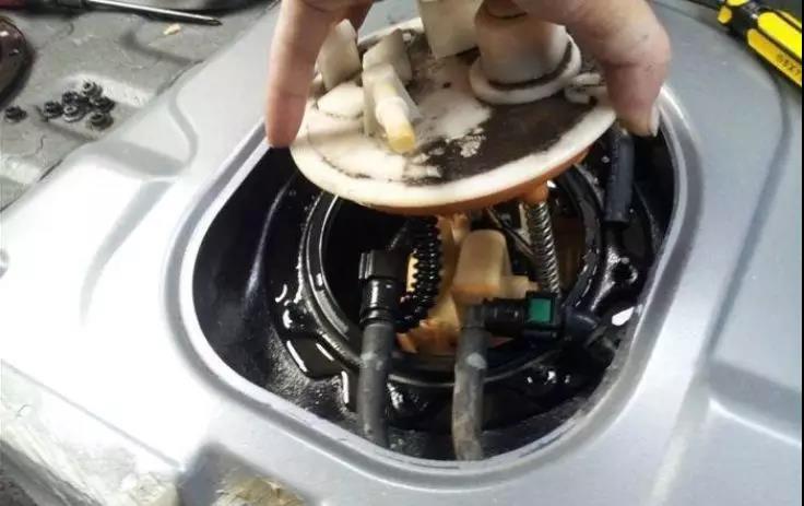 起亚福瑞迪刹车油在哪里,起亚福瑞迪保养灯怎么归零