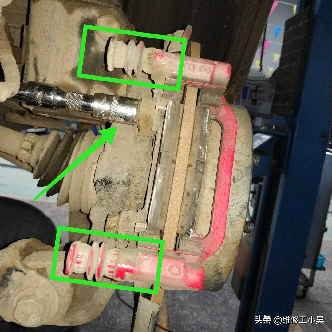 踩刹车刹车踏板咔咔响是怎么回事,新换刹车片轻踩刹车踏板咯噔响