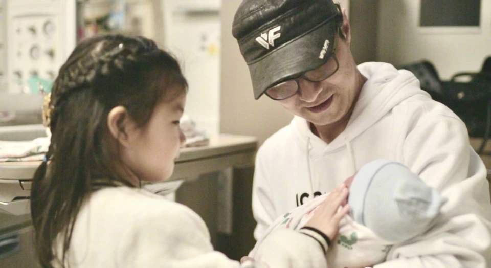 章子怡晒亲子照,章子怡晒与儿子合影