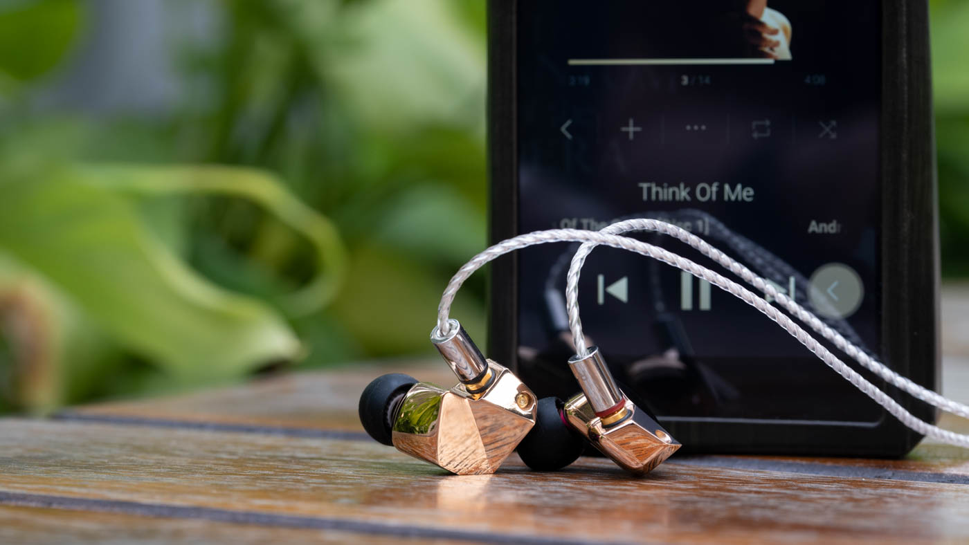 你要的是这个金耳机，这个银耳机，还是这个铁耳机呢？