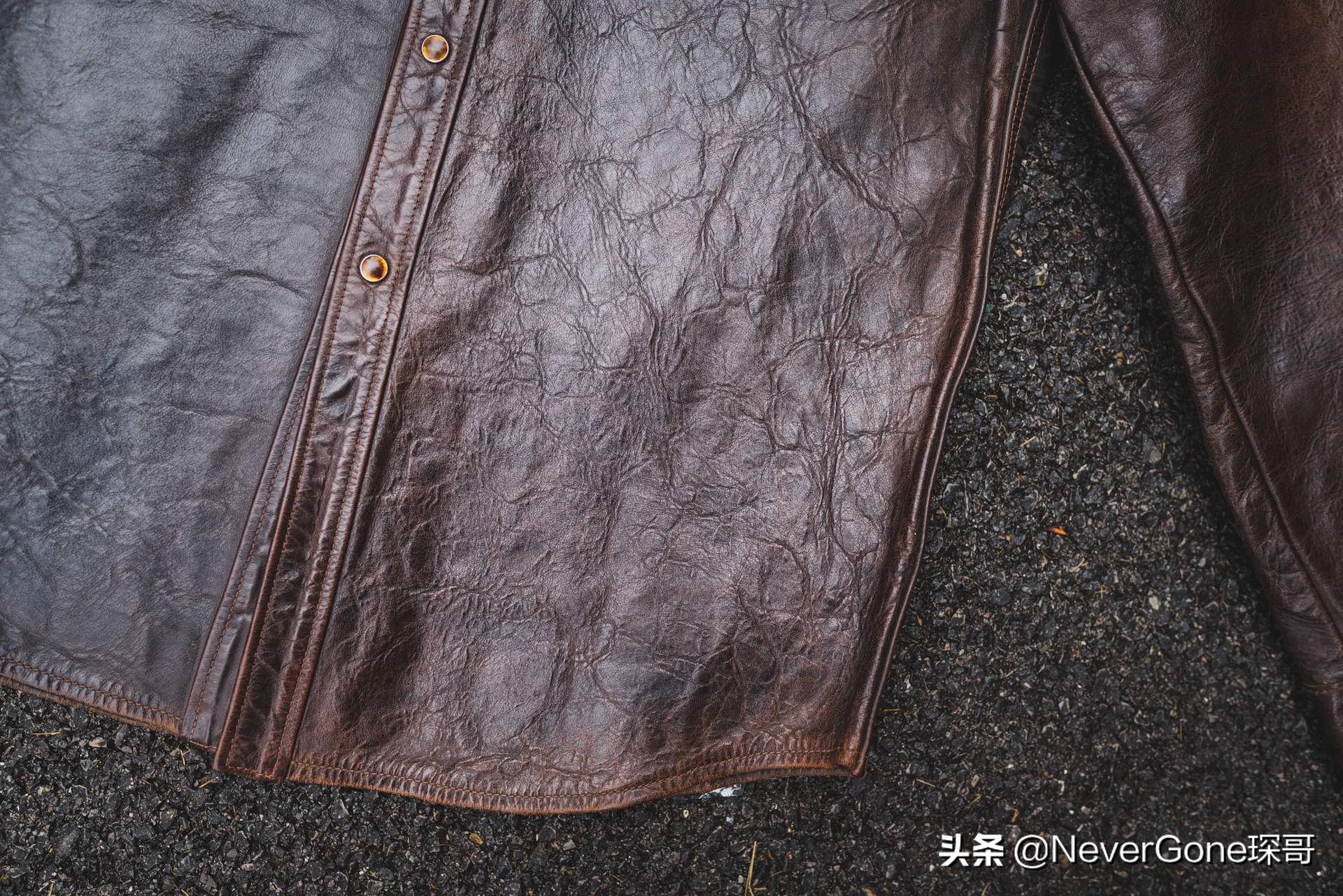 一件灰衬衫,一件美特斯邦威衬衫