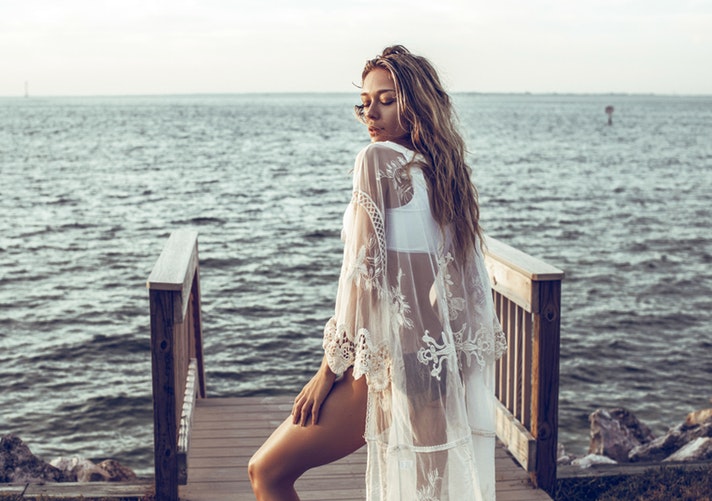 佛说当你心里放不下一个人的时候,佛说放不下的一个人就先放一边吧