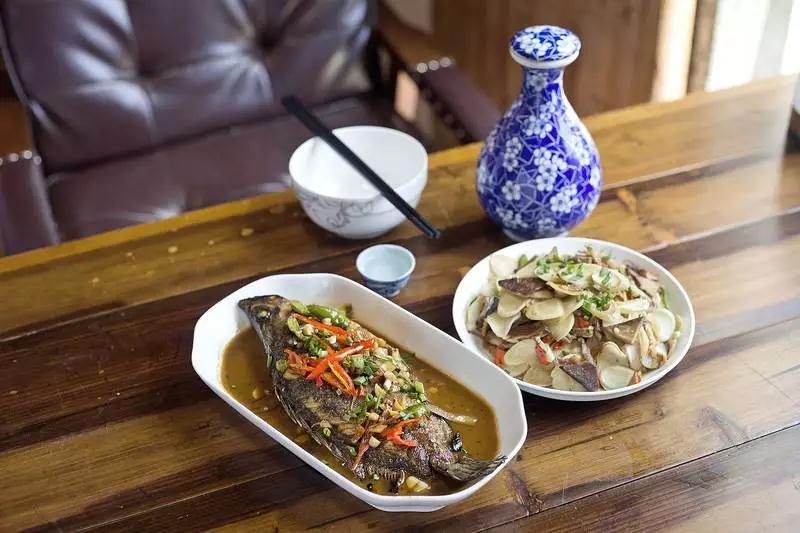 山崖上的徽派民宿,民宿古香古色的徽派民宿