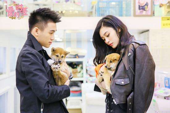 奚梦瑶何猷君戴情侣帽逛街,奚梦瑶同款帽子