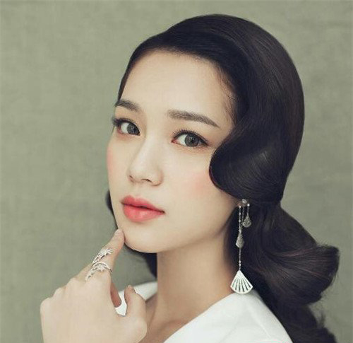 长发及腰的简单大气新娘发型,13款新娘发型最新风格