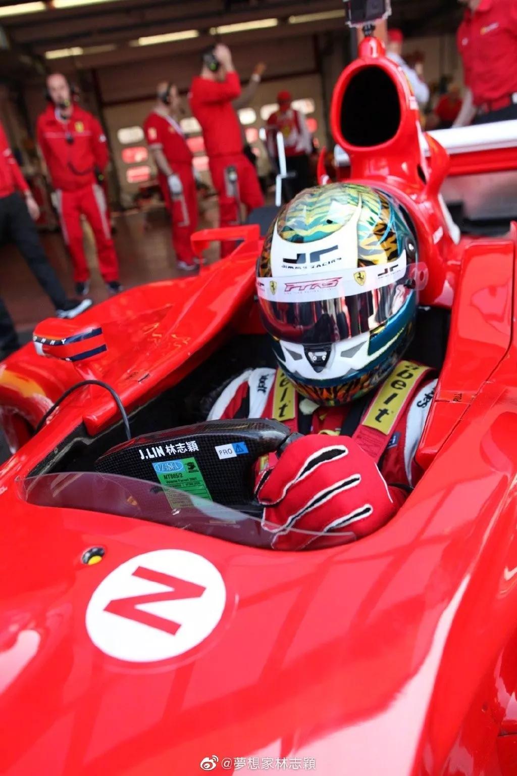 演艺圈里的职业赛车手,他是三个孩子的爸爸的英文怎么说