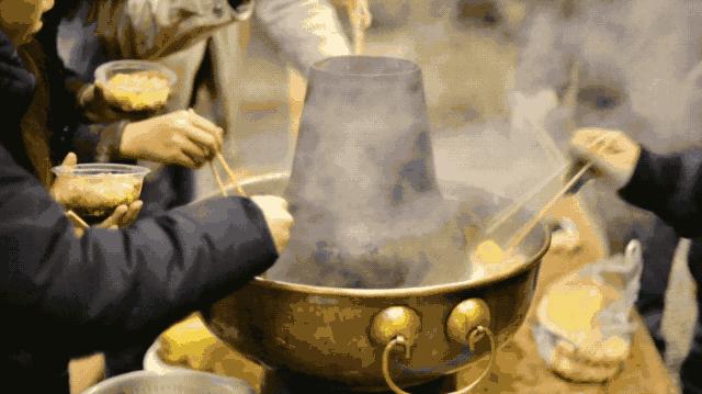 组队去火爆的玻璃屋民宿，星空下围炉火锅烧烤，唱k麻将，放烟花