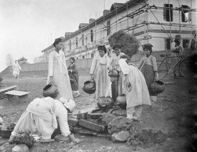日本统治下的朝鲜老照片：百姓面无喜色，妇女露乳装被取消