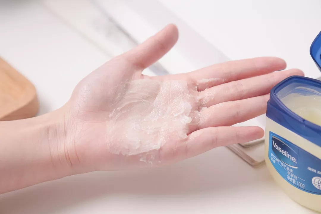 邓紫棋推荐的补水步骤 (邓紫棋使用什么粉底色好)