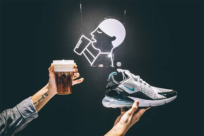 奶茶200块钱一杯排队八个小时,一杯奶茶60元排队买