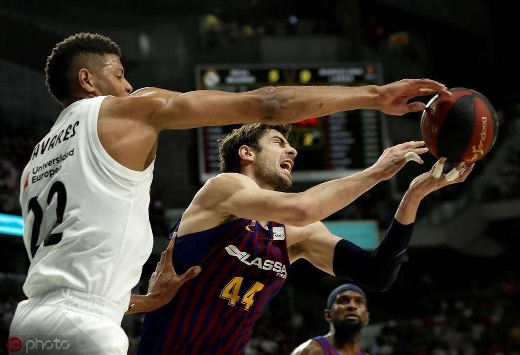 为什么足球总是踢得很高,足球为什么比篮球难