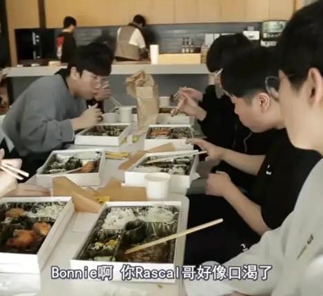 LCK：GEN3-0横扫T1解锁联赛三连冠,lckt1击败geng夺冠决胜局