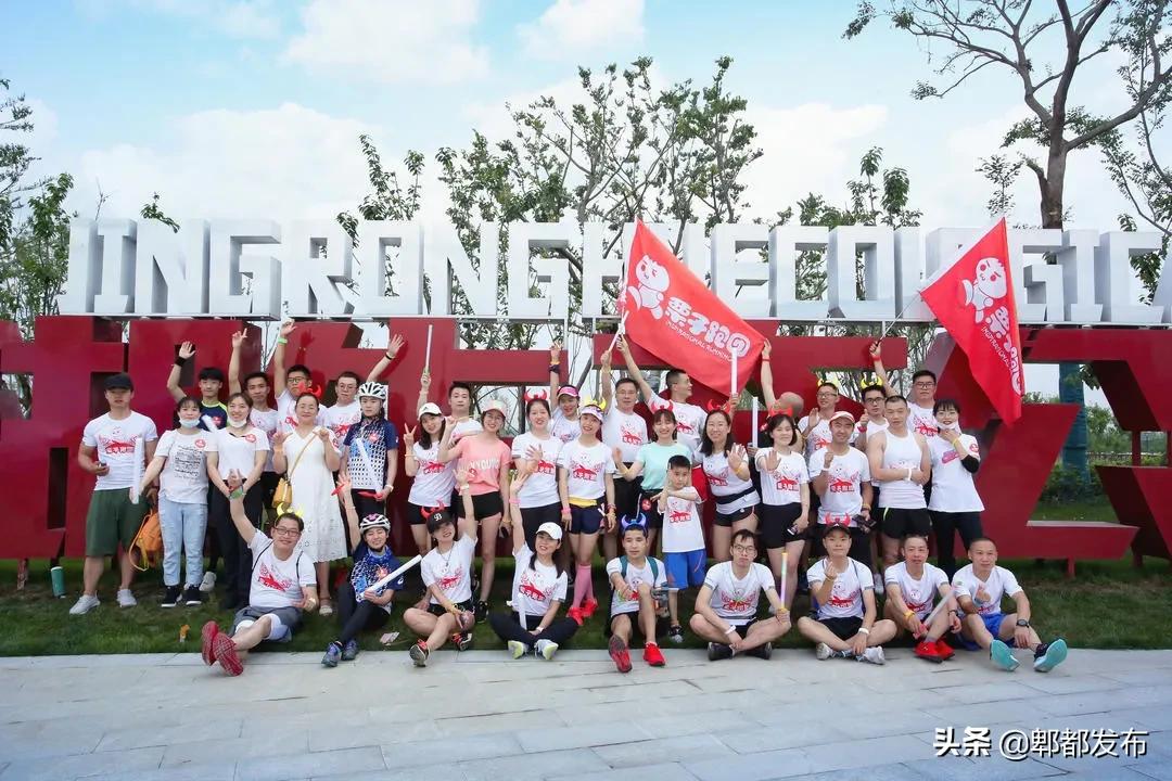 菁蓉湖荧光夜跑,郫县菁蓉湖公园夜跑