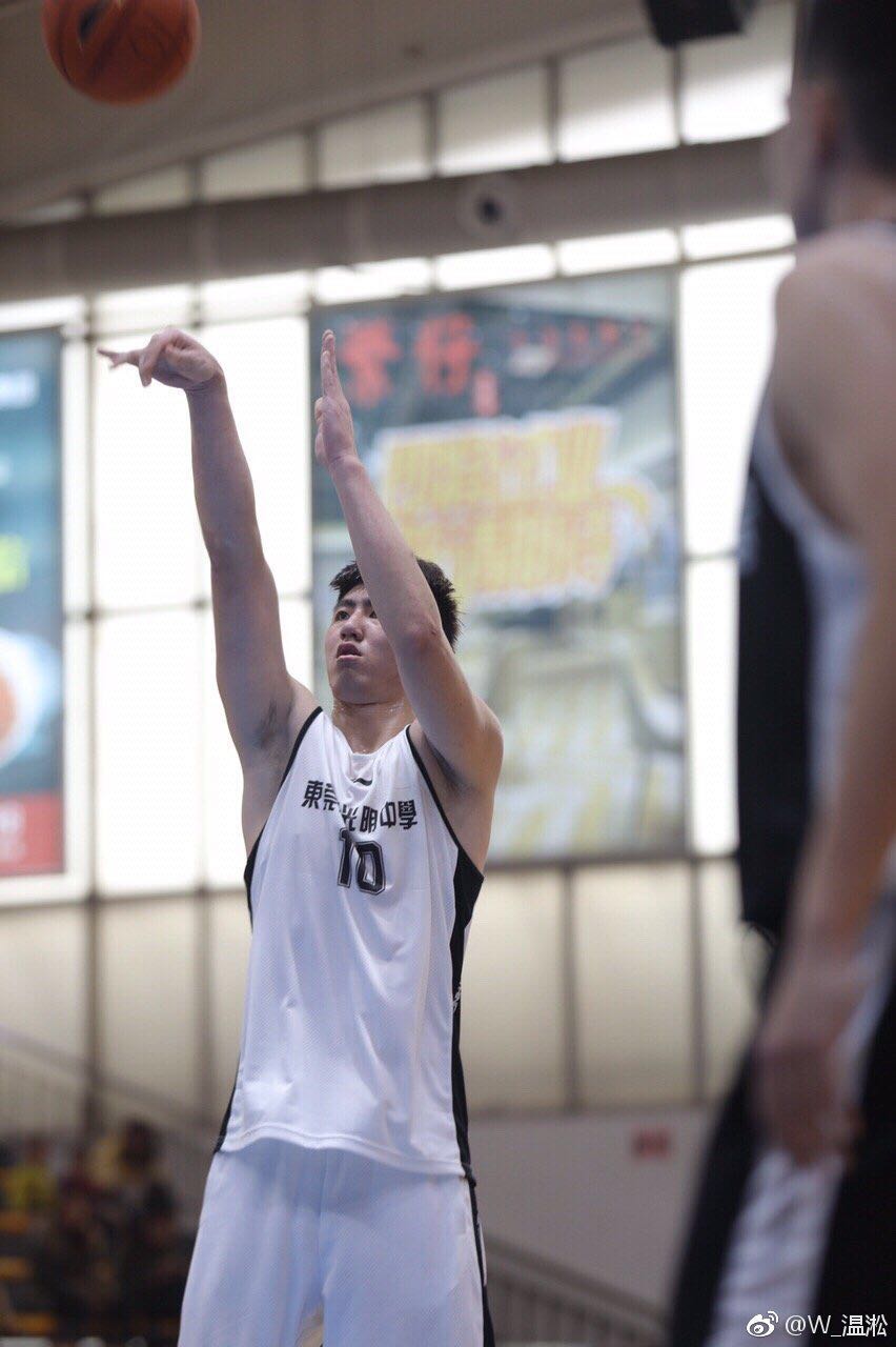 宏远+光明出品内线加盟清华男篮，他只愿做第一个自己