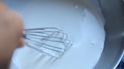 生日蛋糕奶油都用什么做的,生日蛋糕上面的奶油怎么做不会化