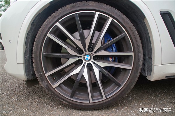 豪华suv对比测试宝马x5,性能优秀驾趣十足的宝马x5